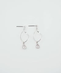 ひねりリングキュービックチタンポストピアス