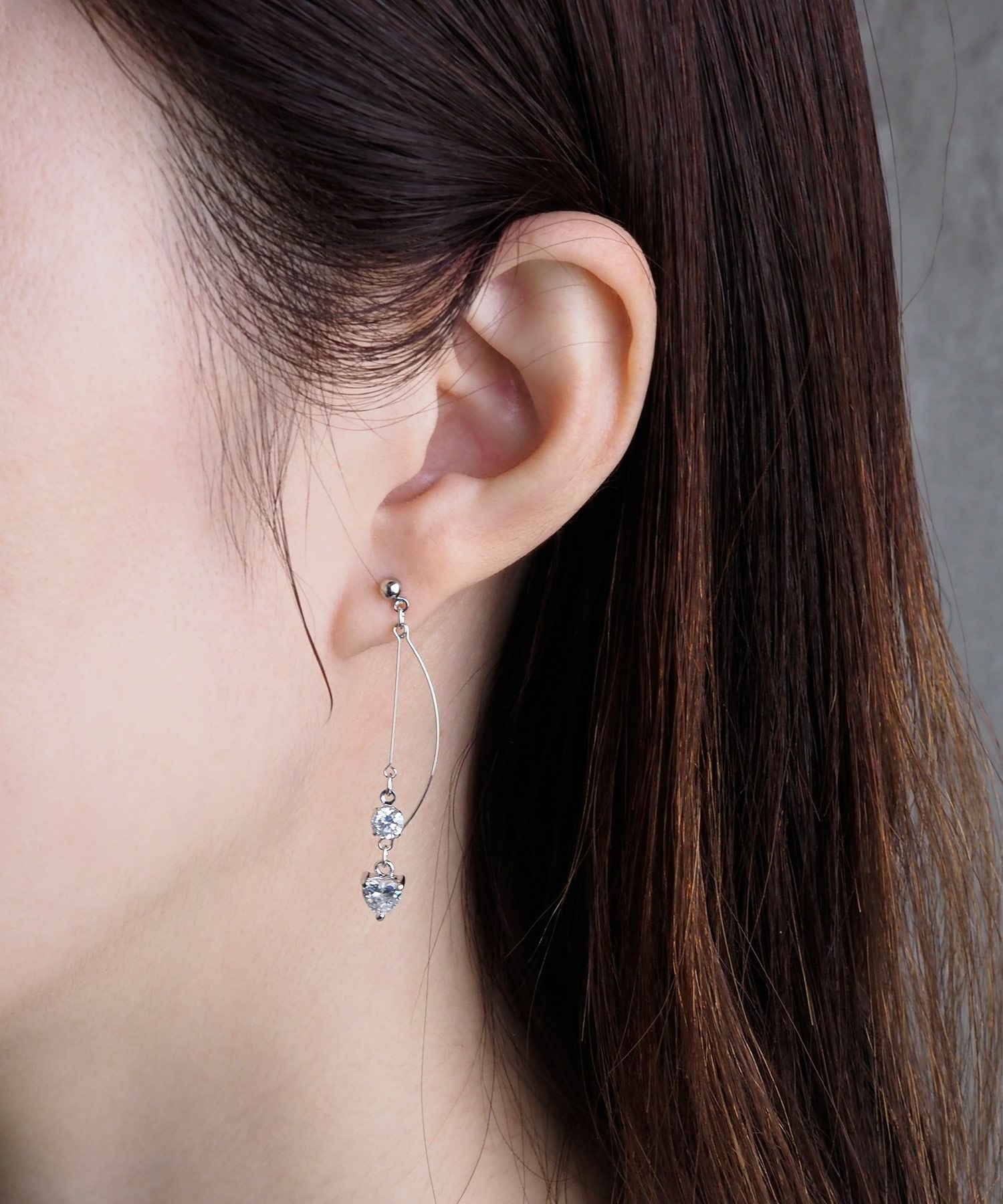 スイングキュービックチタンポストピアス