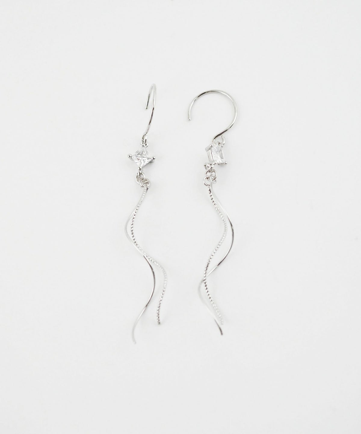 ツインウェーブキュービックピアス