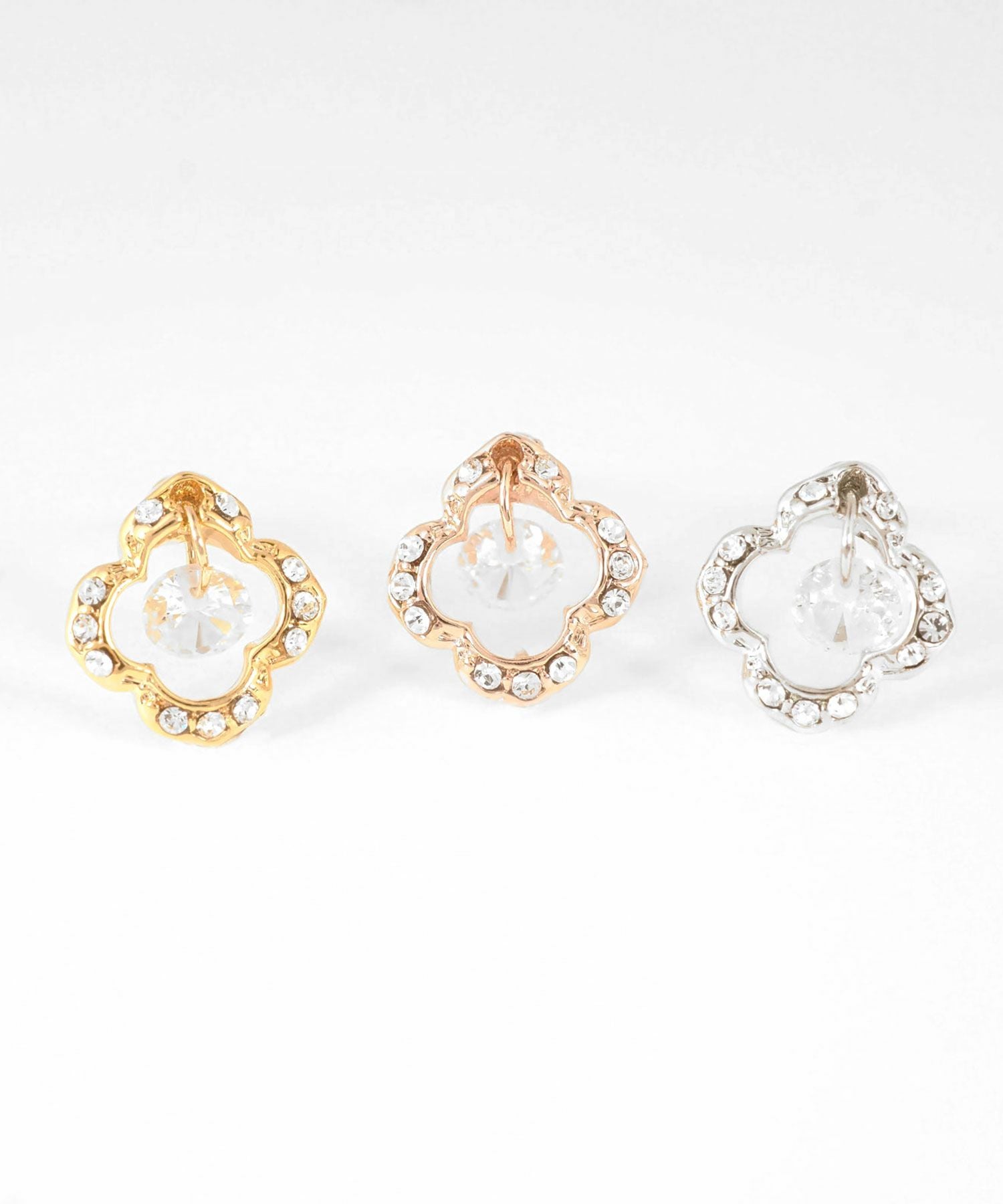 クローバーシャイニングストーンチタンポストピアス