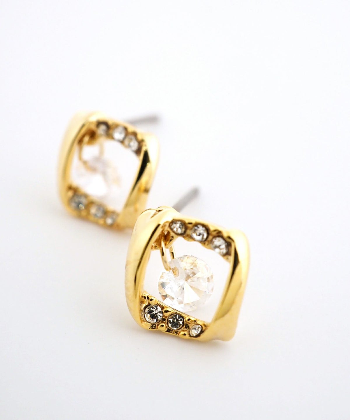 スクエアシャイニングストーンチタンポストピアス