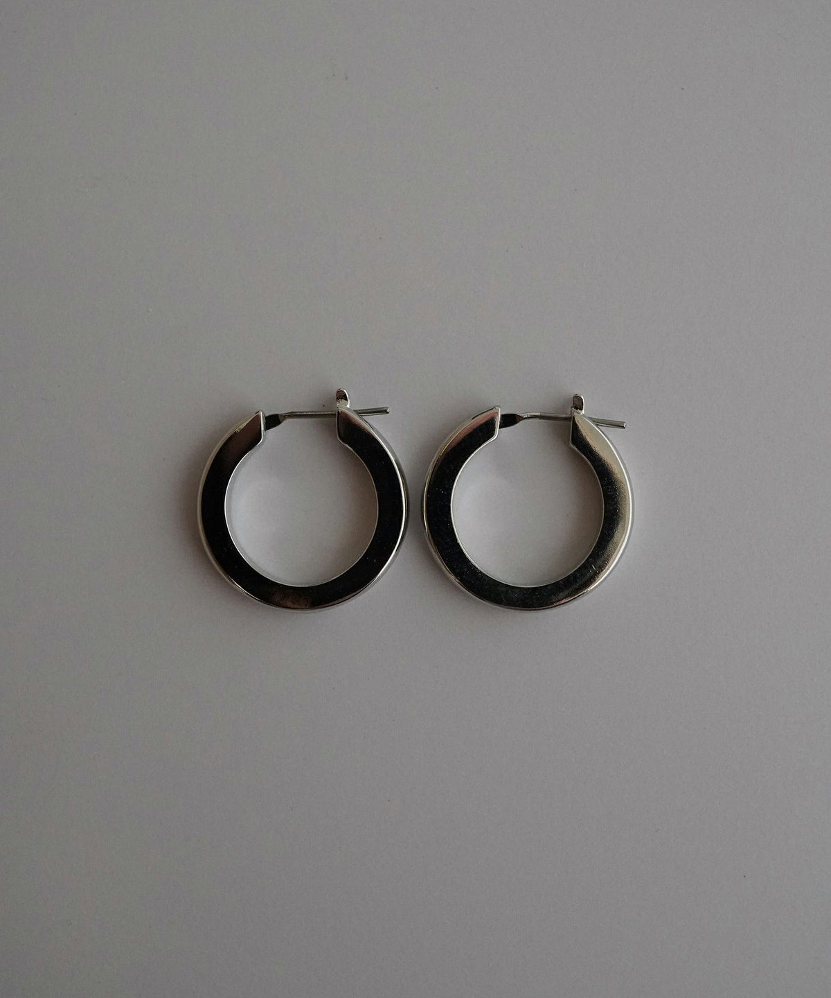 SleekスクエアシェイプフープチタンポストピアスM