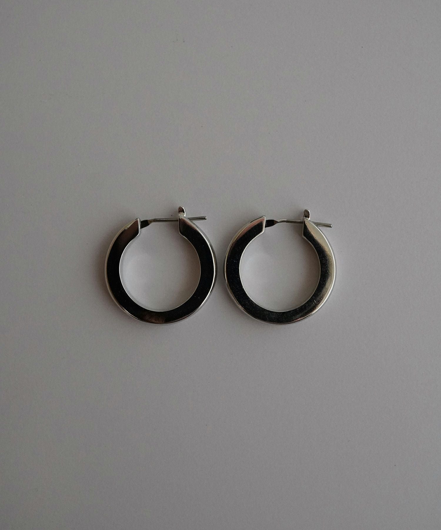 SleekスクエアシェイプフープチタンポストピアスM