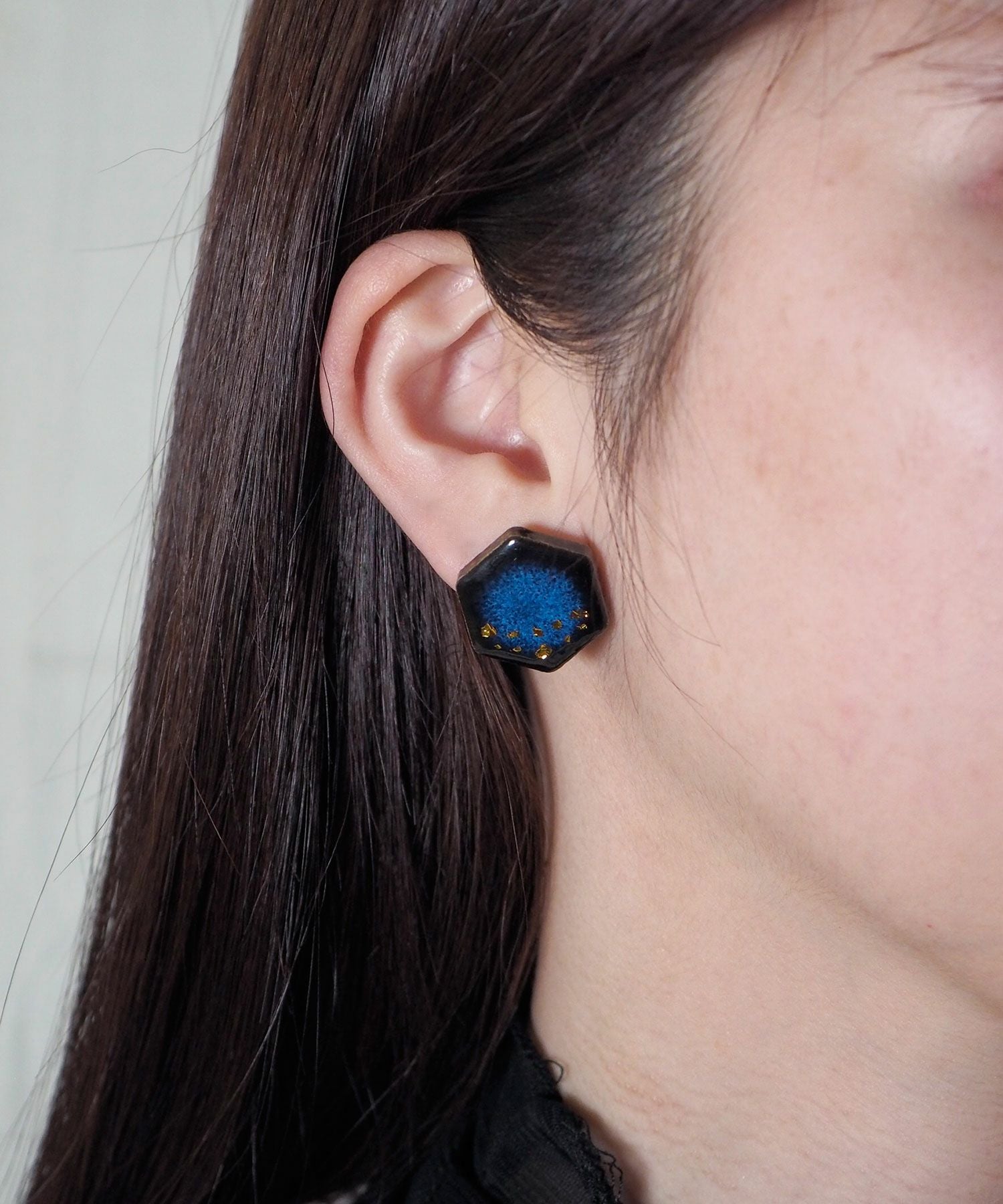 藍色美濃焼六角形星屑イヤリング【MIKELO】