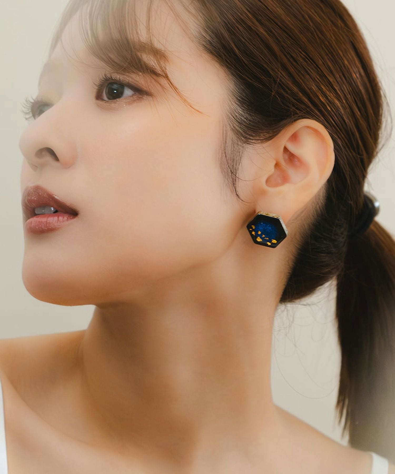 藍色美濃焼六角形星屑イヤリング【MIKELO】