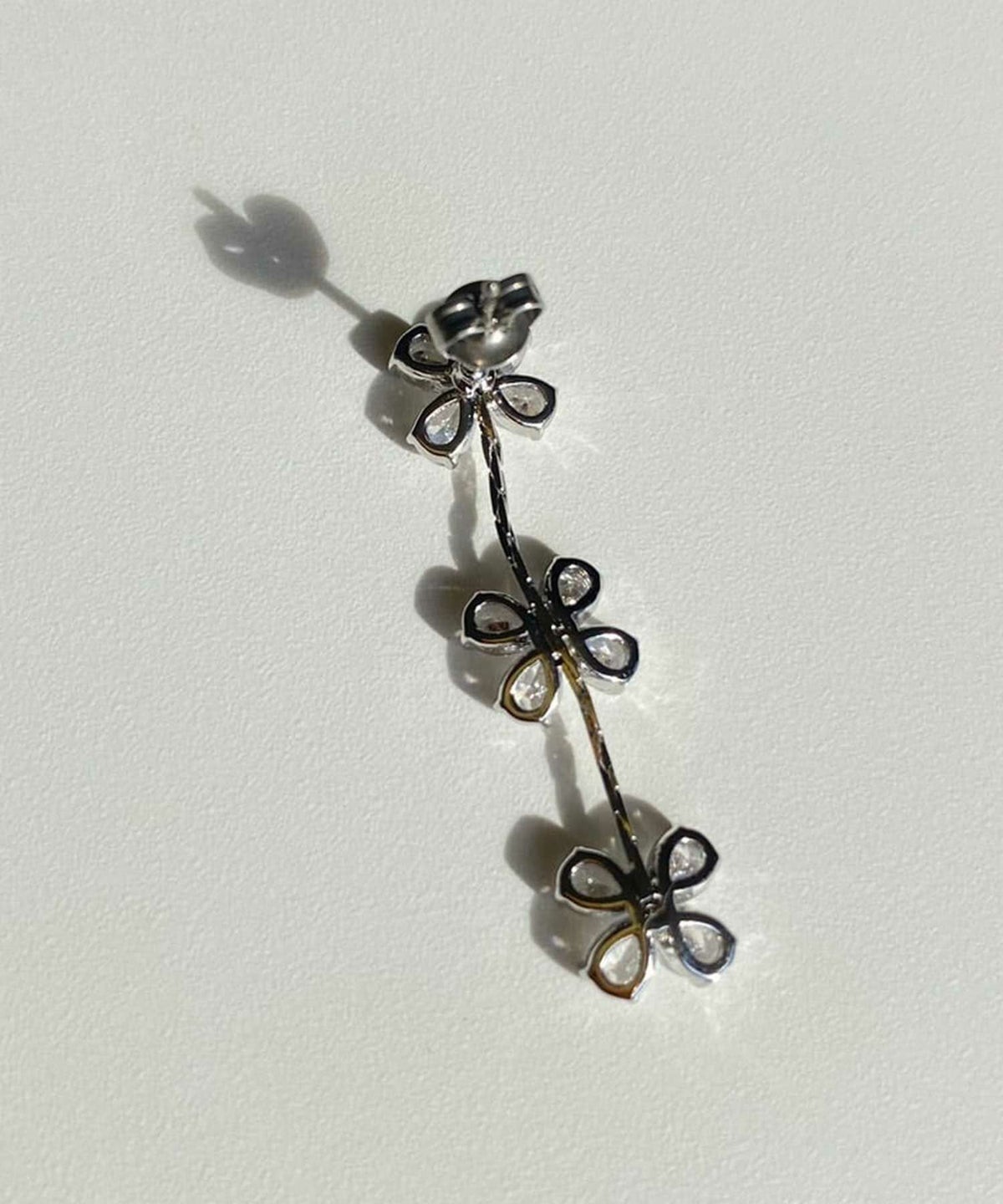 キュービックトリプルクローバーチタンポストピアス【Dahlia】