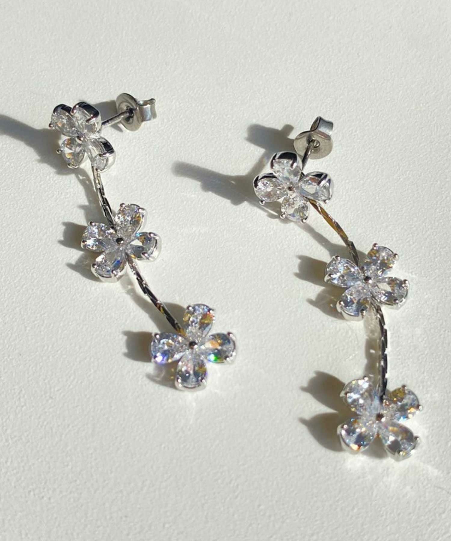 ジルコニアトリプルクローバーチタンポストピアス【Dahlia】 | 【公式