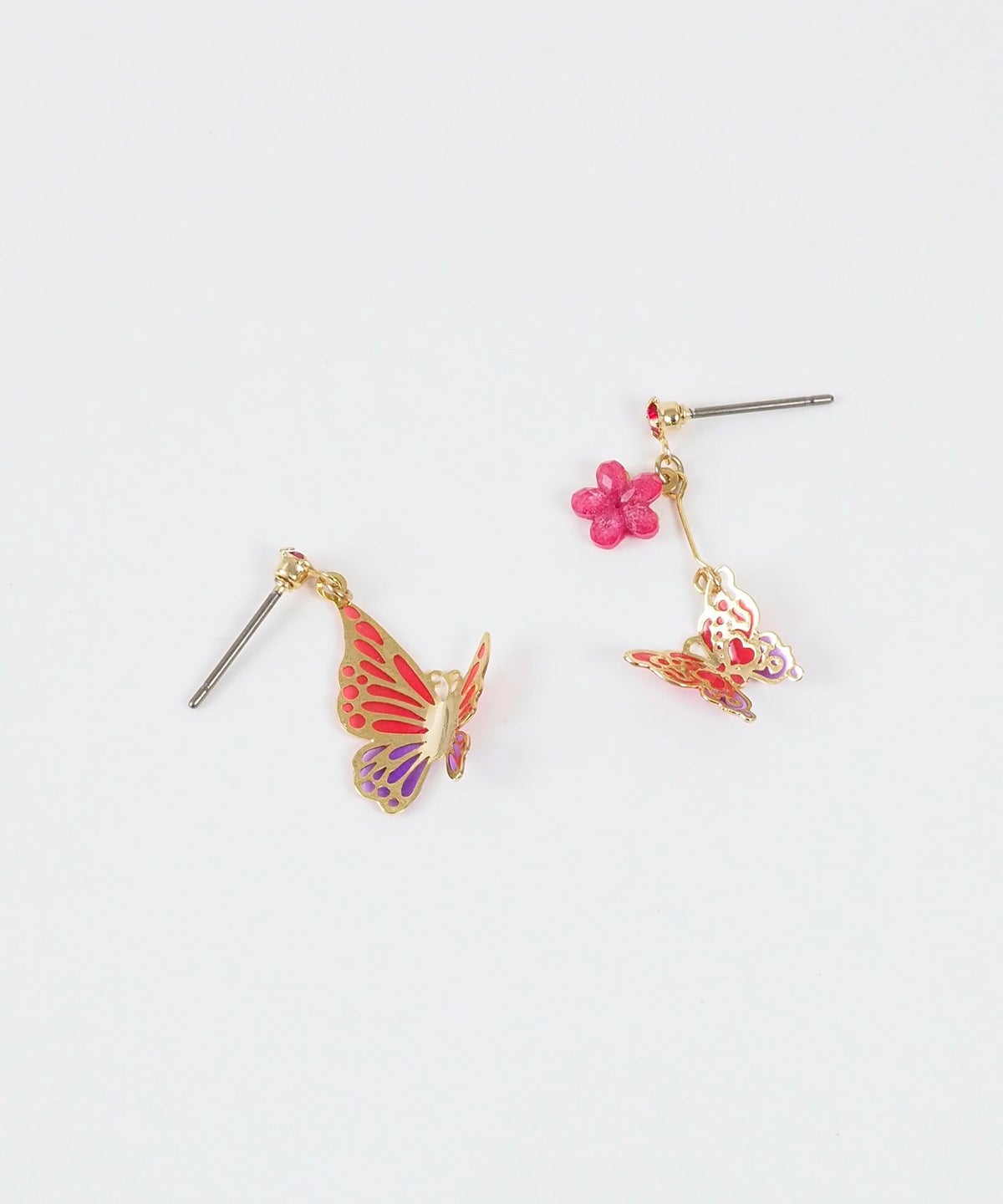 アシンメトリー蝶々チタンポストピアス