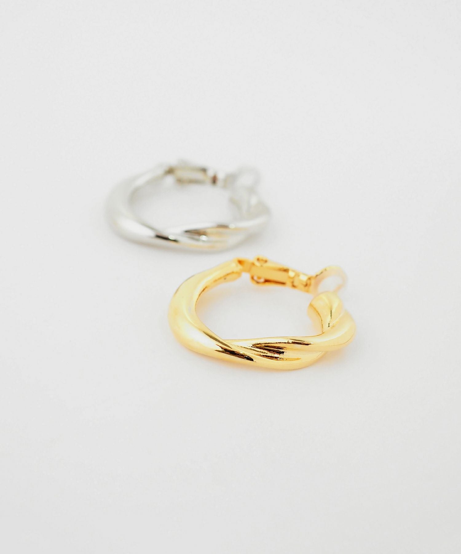 メタルネジリフープIMUFURETイヤリング