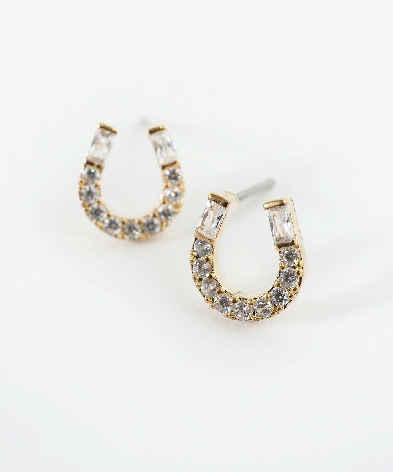 ホースシューキュービックチタンポストピアス