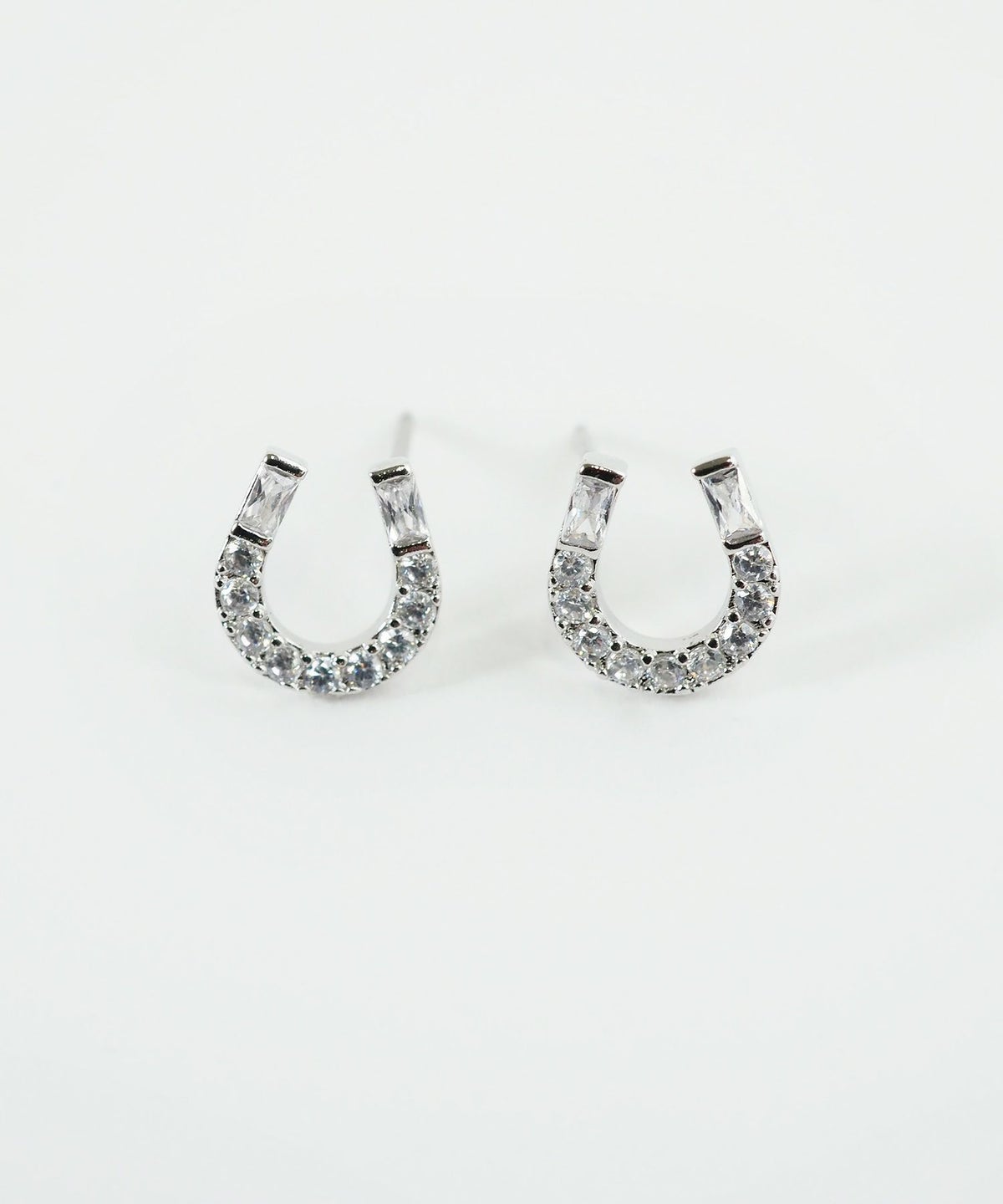 ホースシューキュービックチタンポストピアス