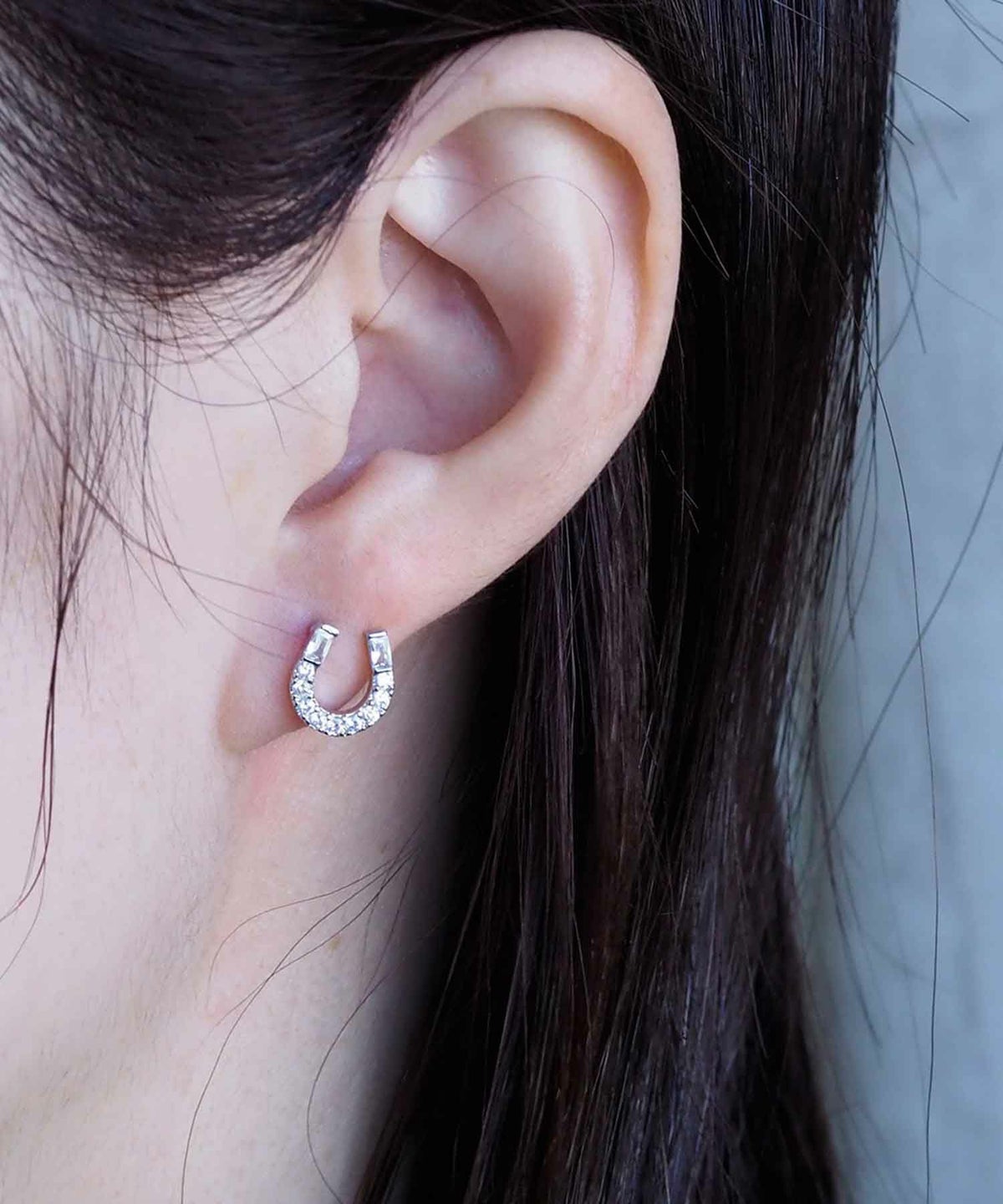 ホースシューキュービックチタンポストピアス