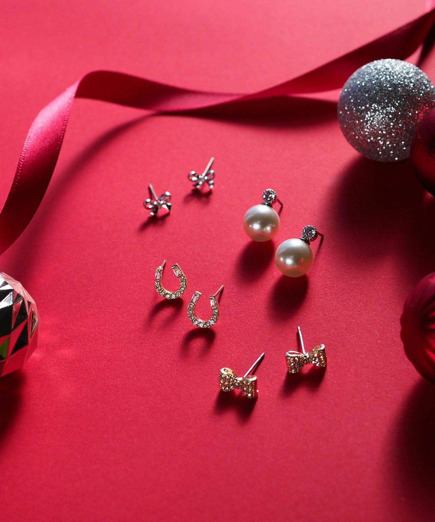 ホースシューキュービックチタンポストピアス