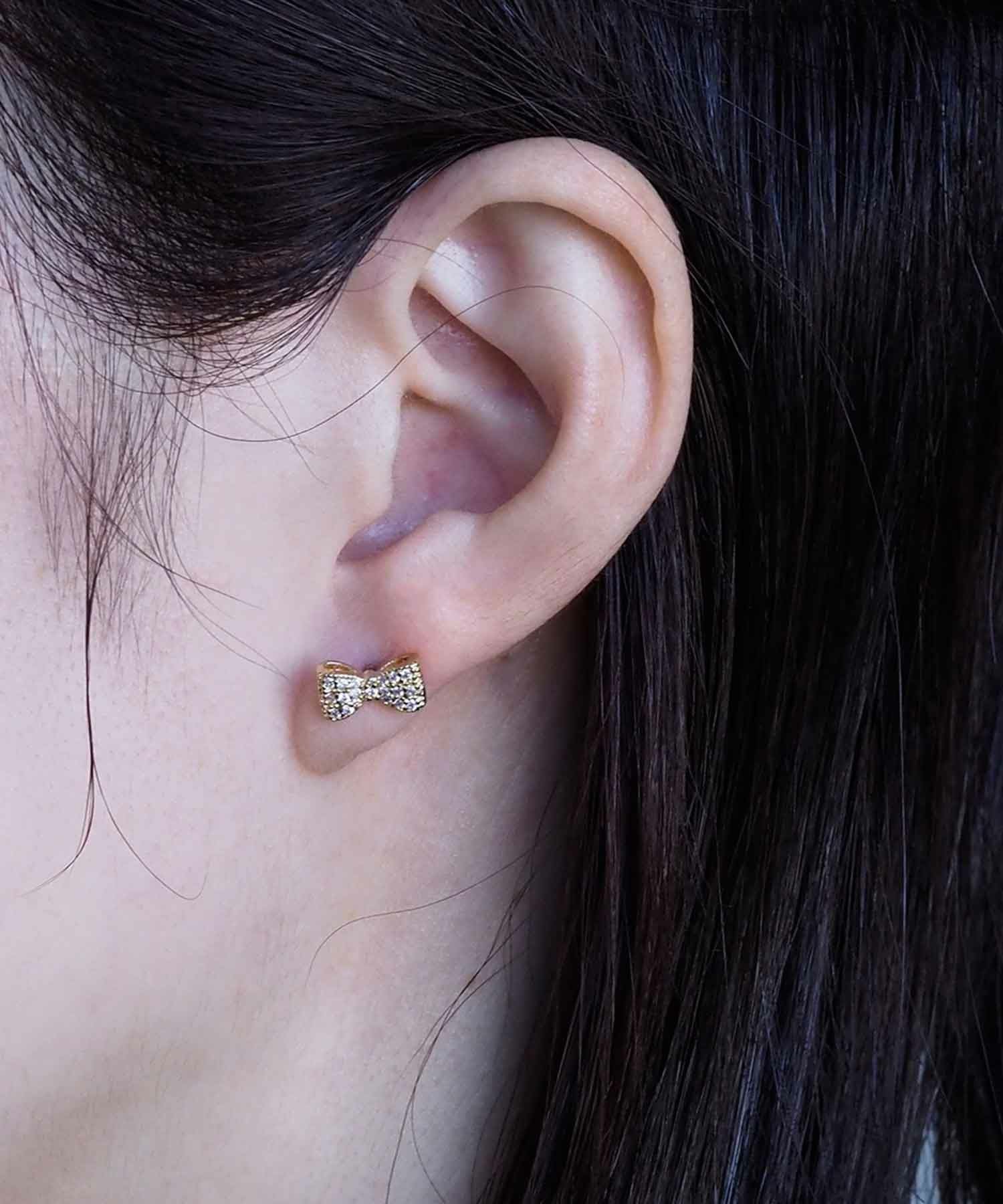 リボンキュービックチタンポストピアス