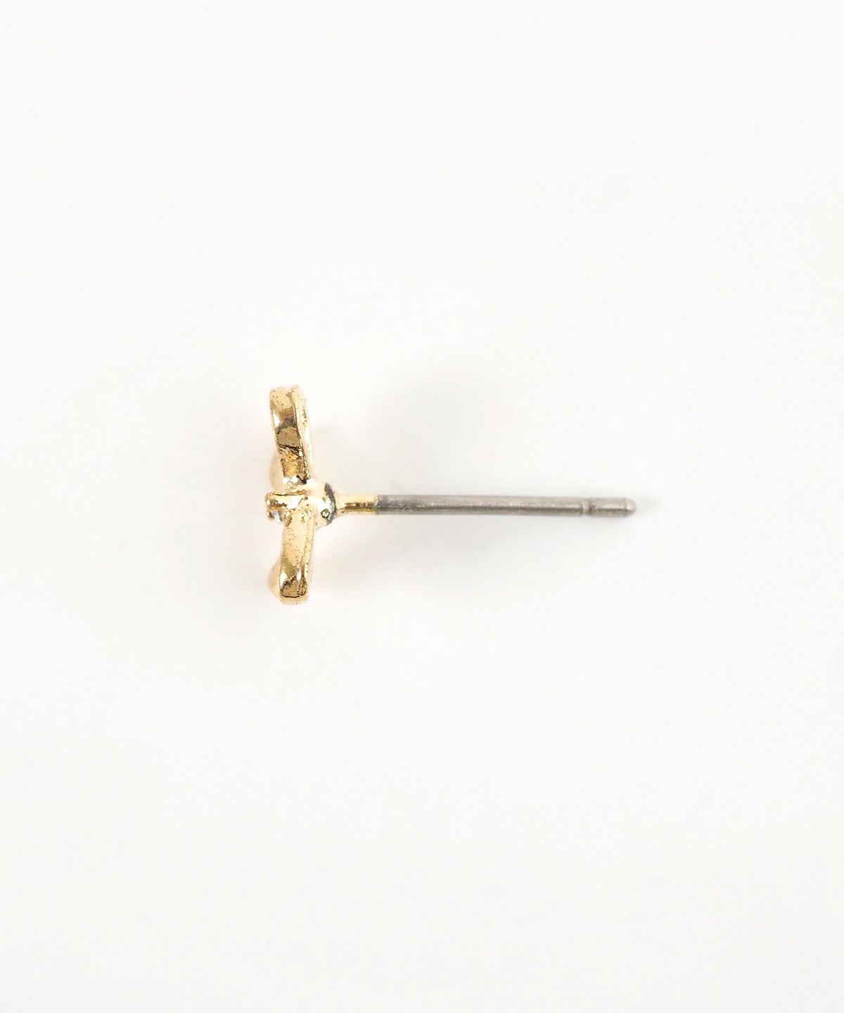 リボンポイントストーンチタンポストピアス