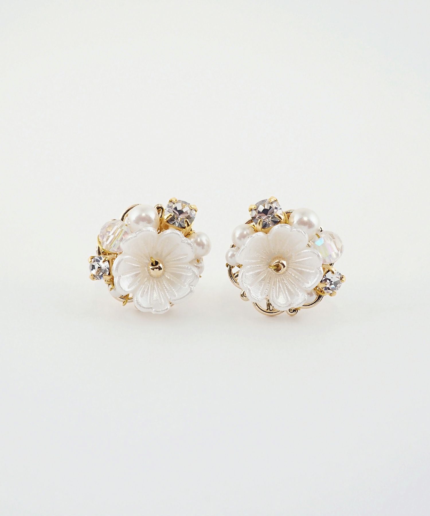 フラワービジューチタンポストピアス