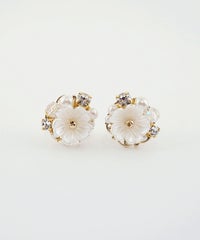 フラワービジューチタンポストピアス