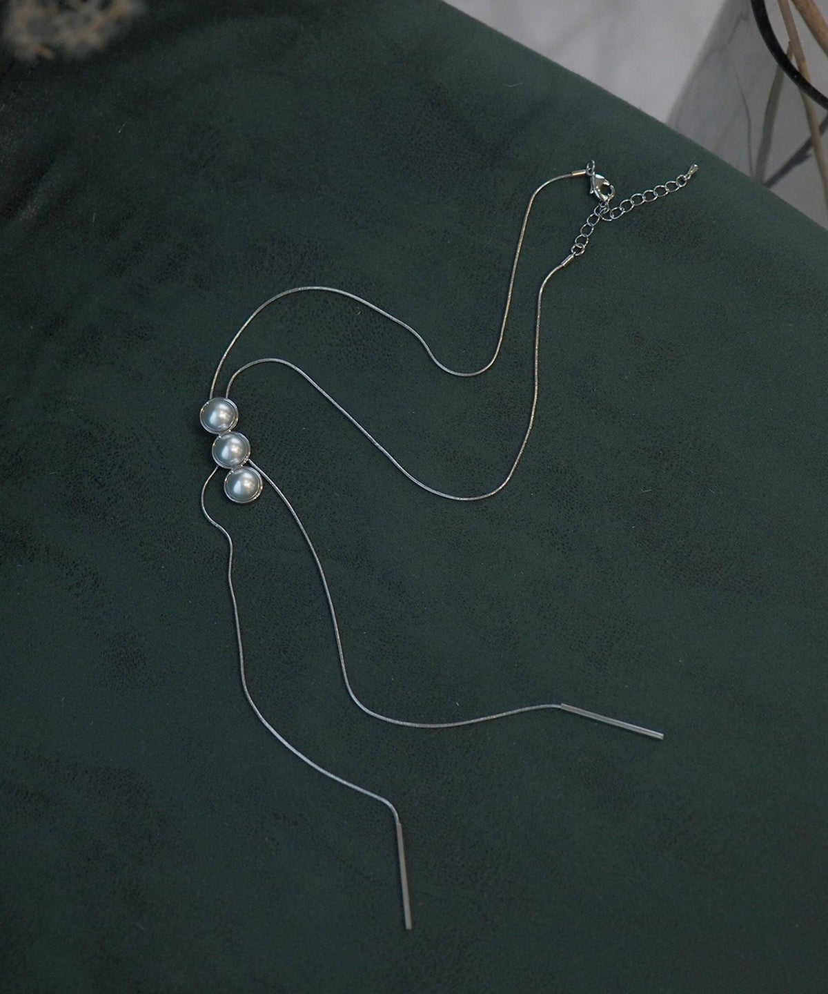 3連パールチャームロングネックレス