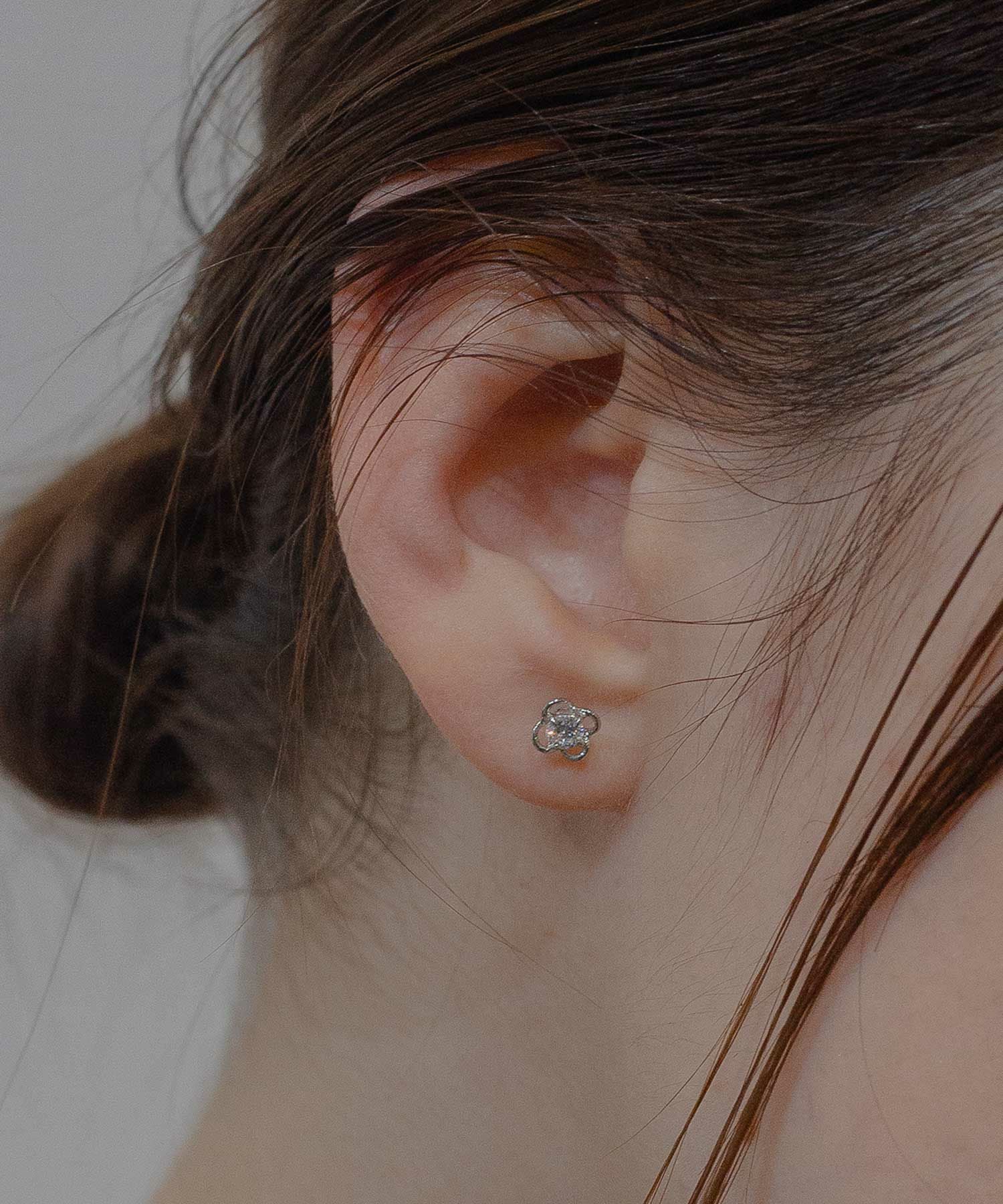 フラワーキュービックK18ポストピアス