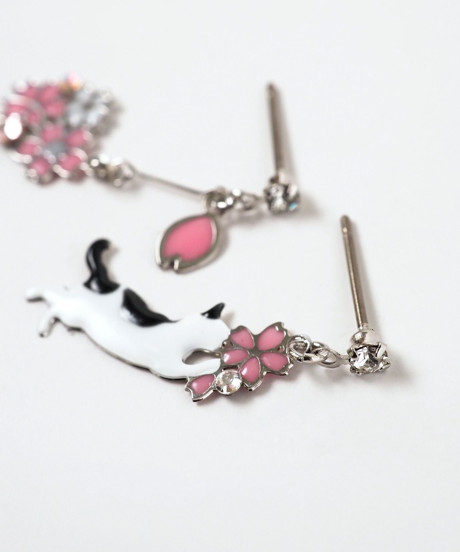 猫と桜チタンポストピアス