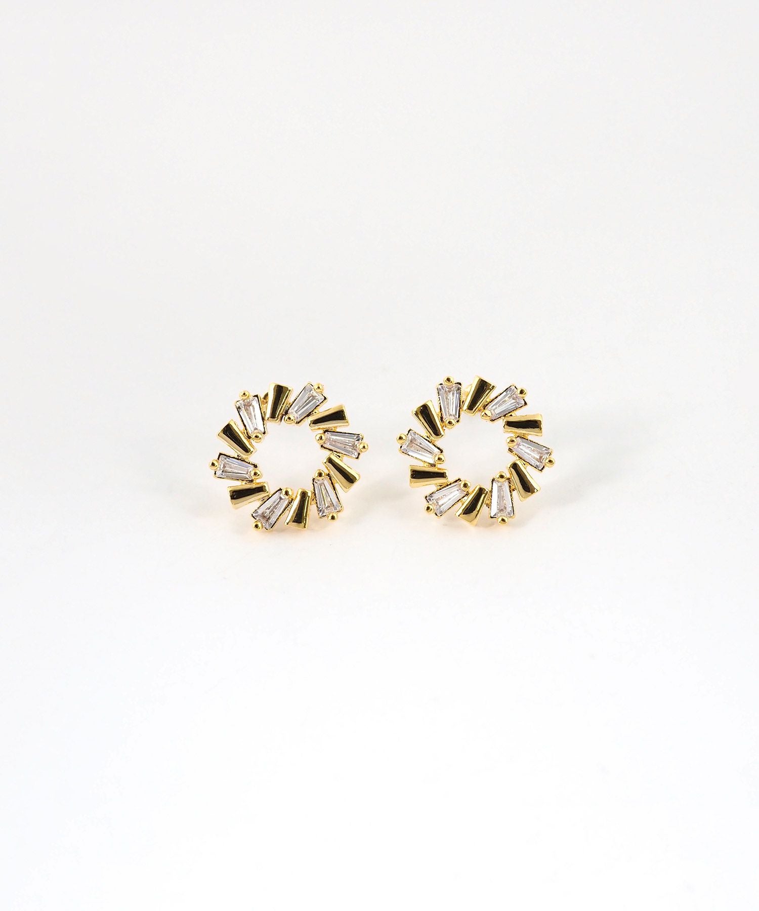 ラウンドビジューチタンポストピアス