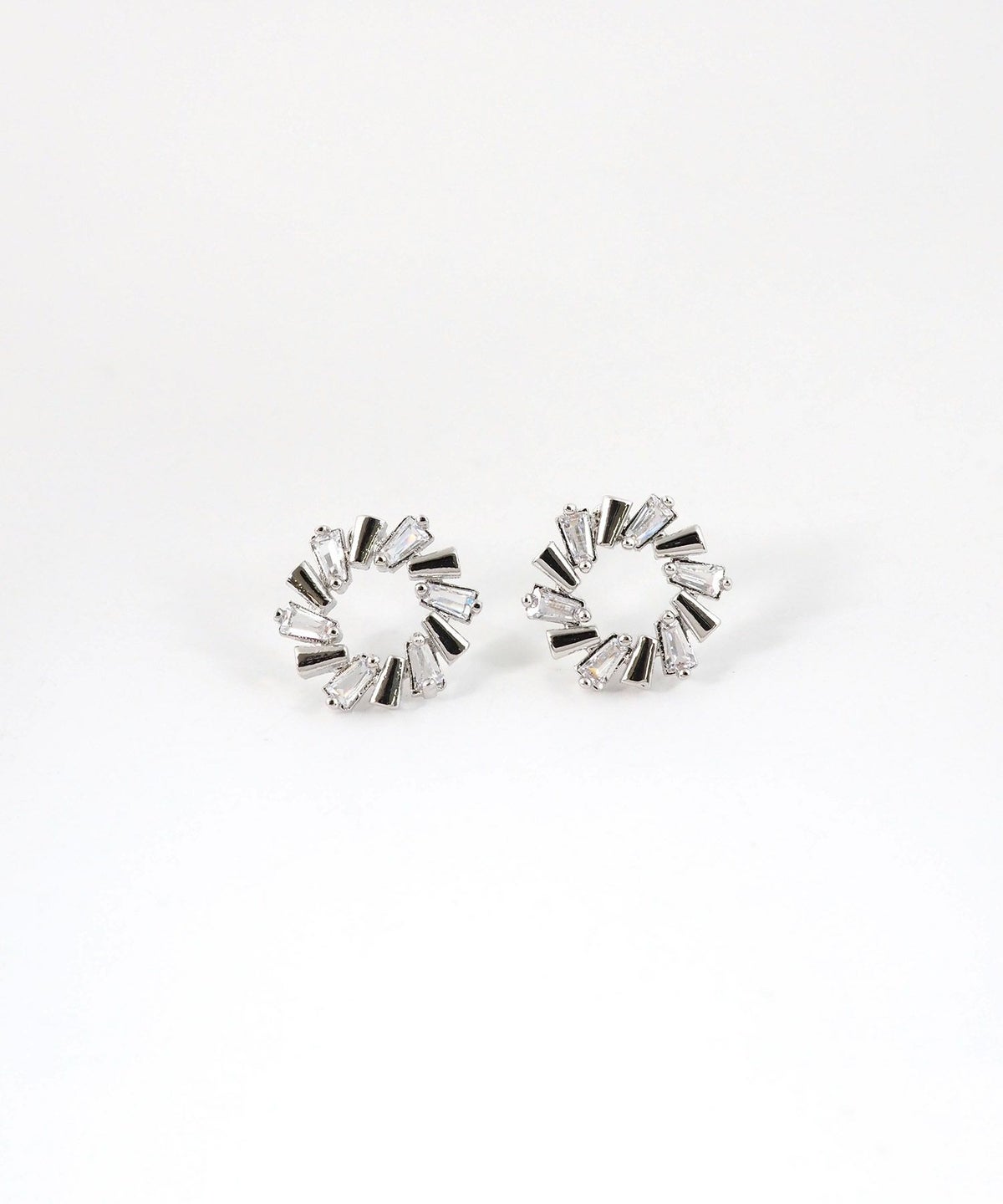 ラウンドビジューチタンポストピアス