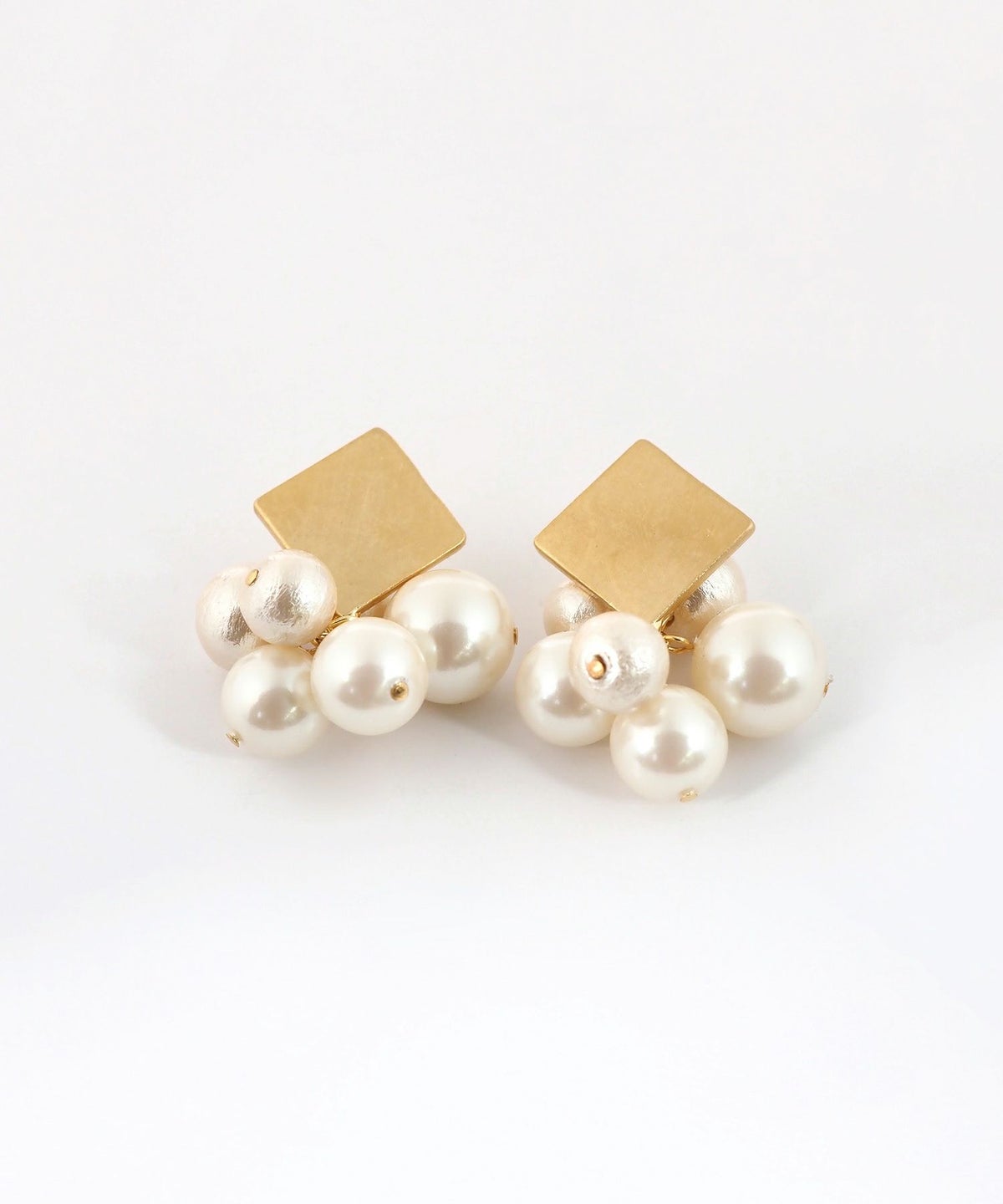 ヘアラインプレートパールチタンポストピアス