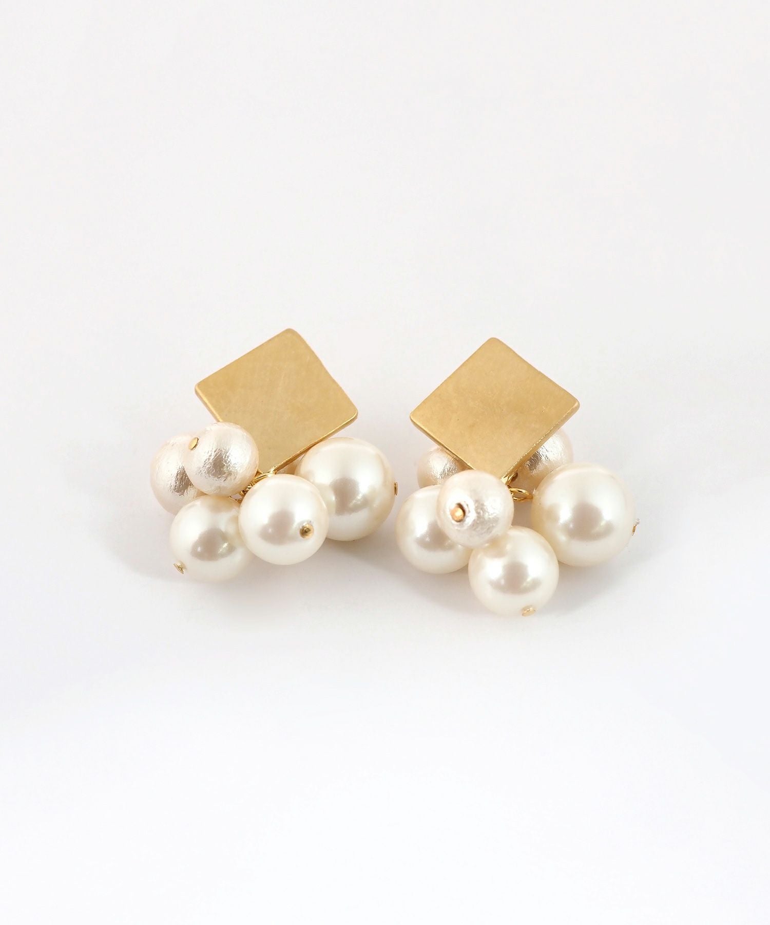 ヘアラインプレートパールチタンポストピアス