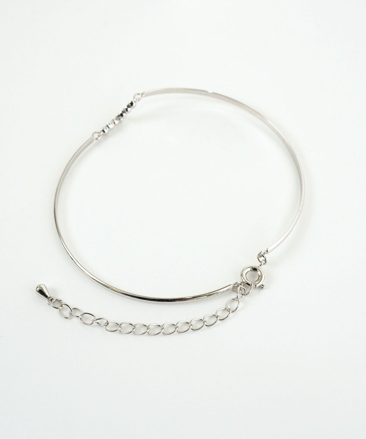 Vモチーフ×メタルラインブレスレット