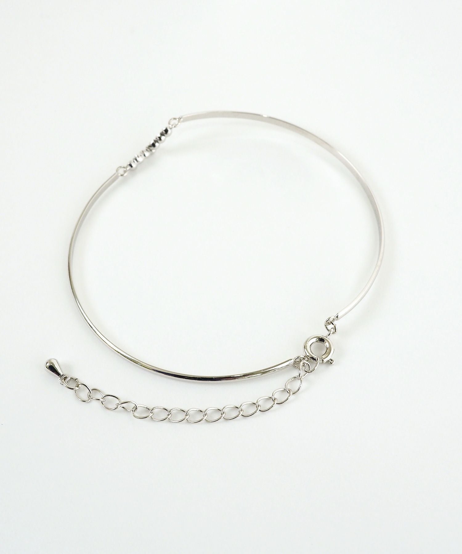 Vモチーフ×メタルラインブレスレット