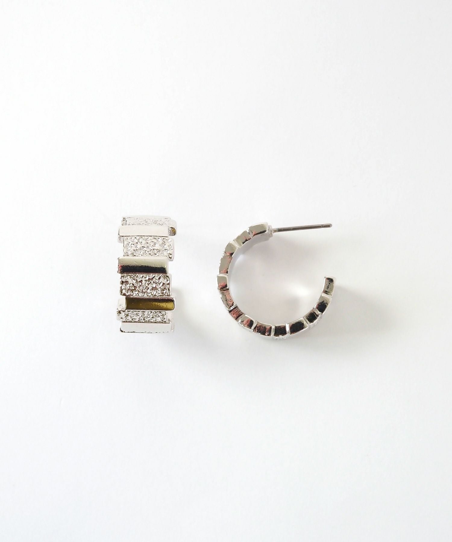 メタルタイルフープチタンポストピアス