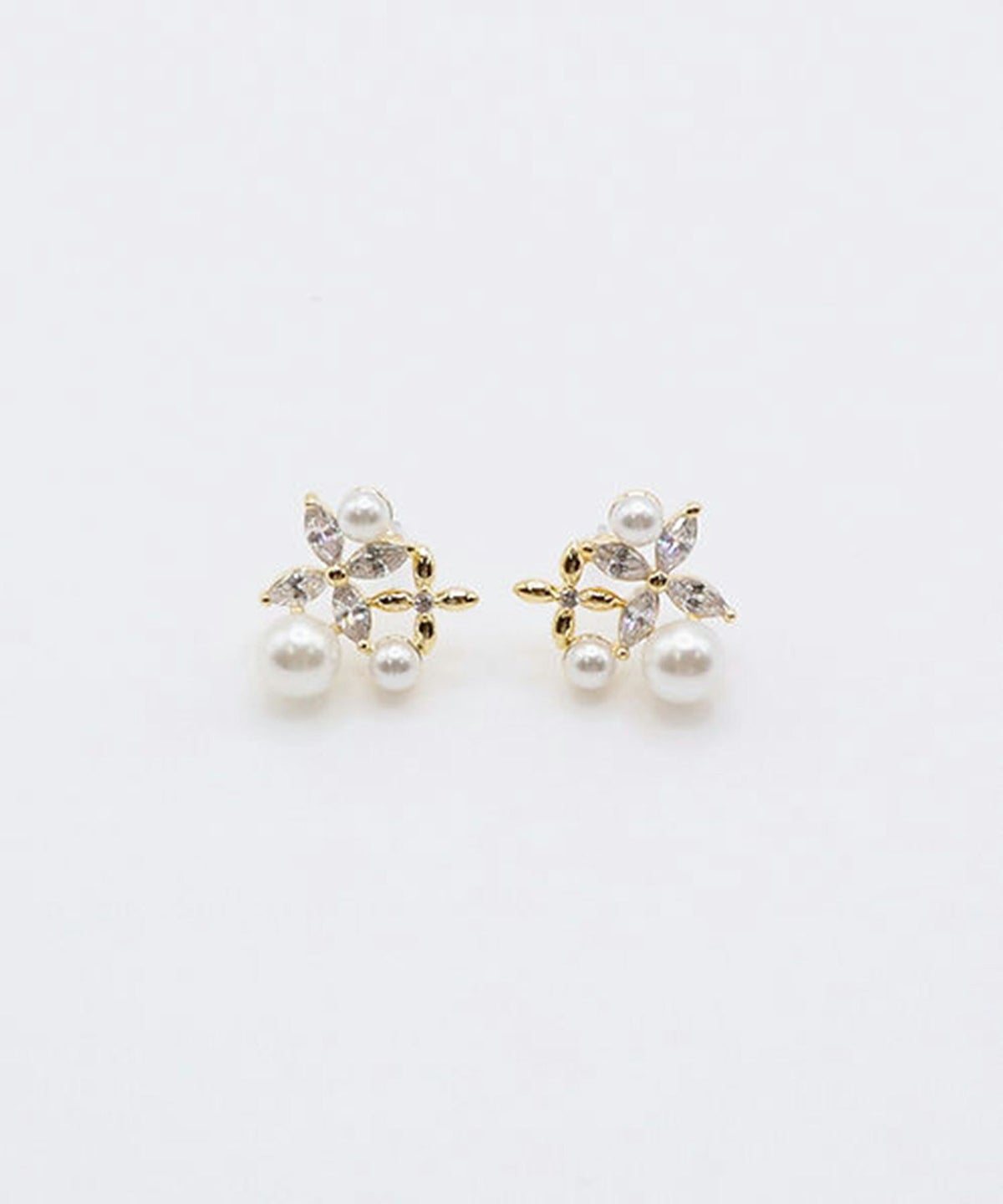 フラワービジューパールチタンポストピアス