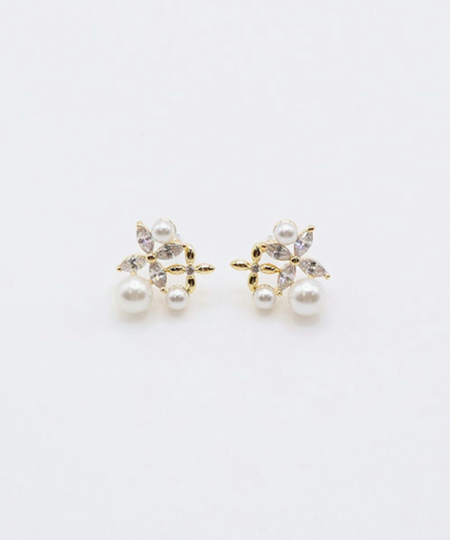 フラワービジューパールチタンポストピアス