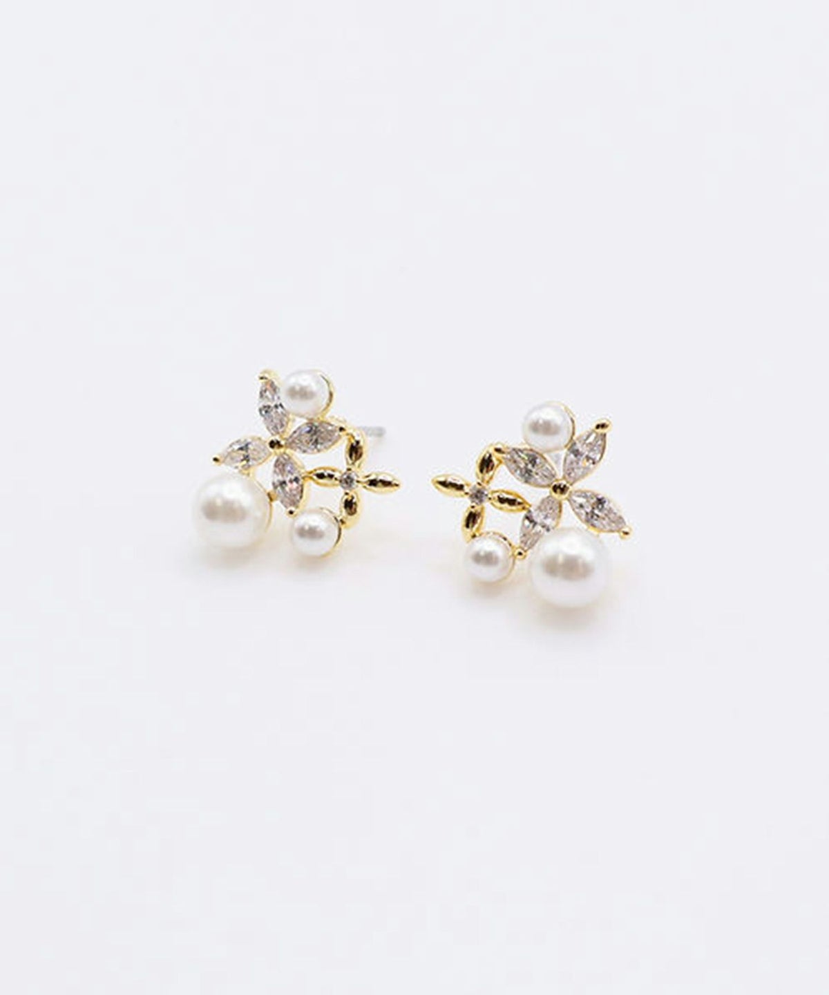 フラワービジューパールチタンポストピアス
