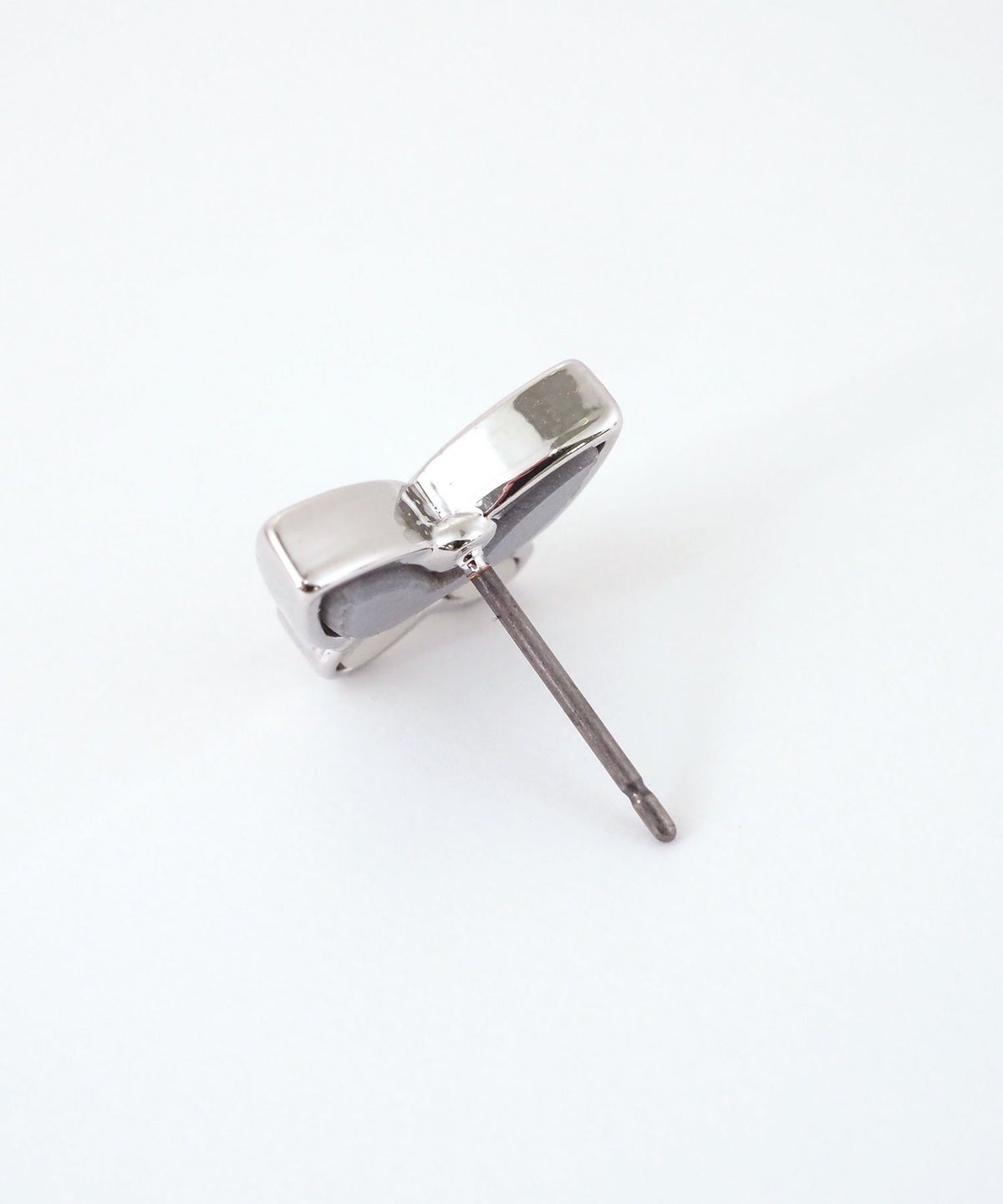 バタフライシルエットチタンポストピアス