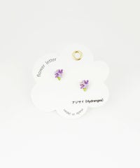 フラワーレターチタンポストピアス【Zoule】