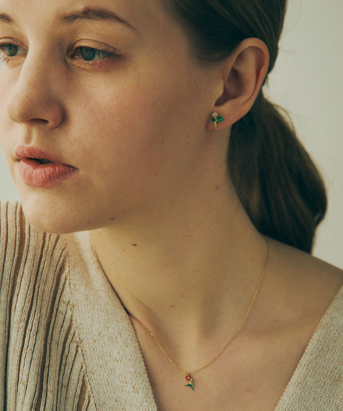 フラワーレターネックレス