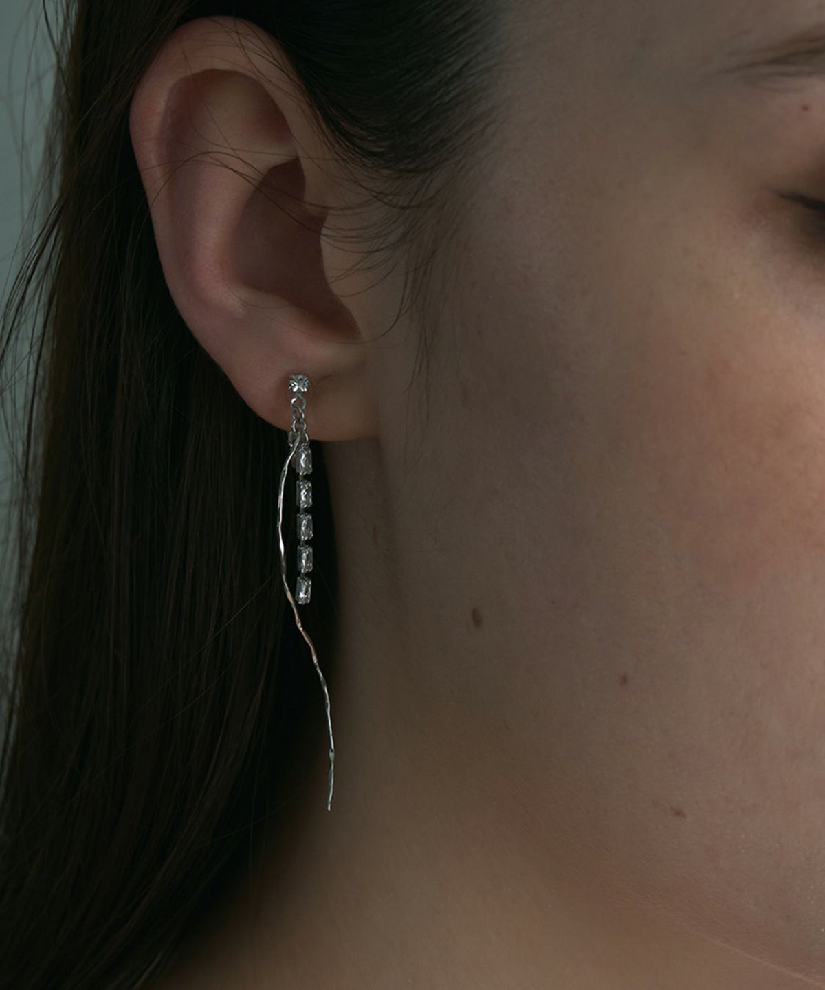 ツイストラインストーンアクリアクリップイヤリング