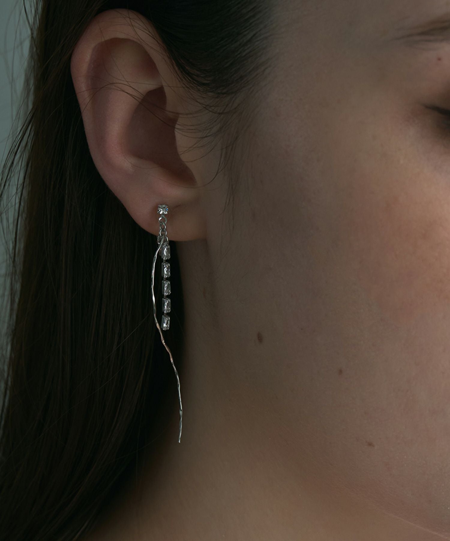 ツイストラインストーンアクリアクリップイヤリング