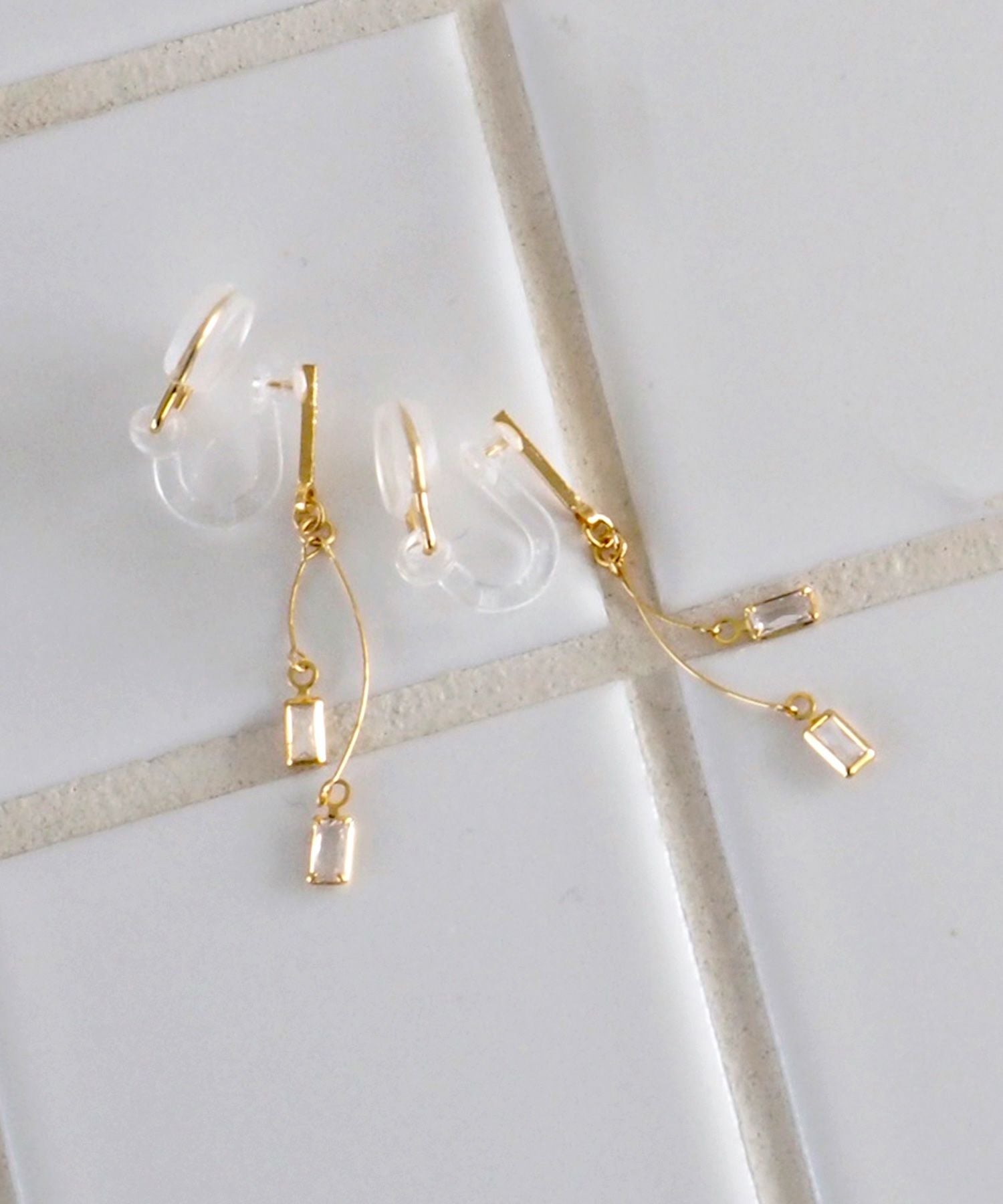 スクエアカーブアクリアクリップイヤリング