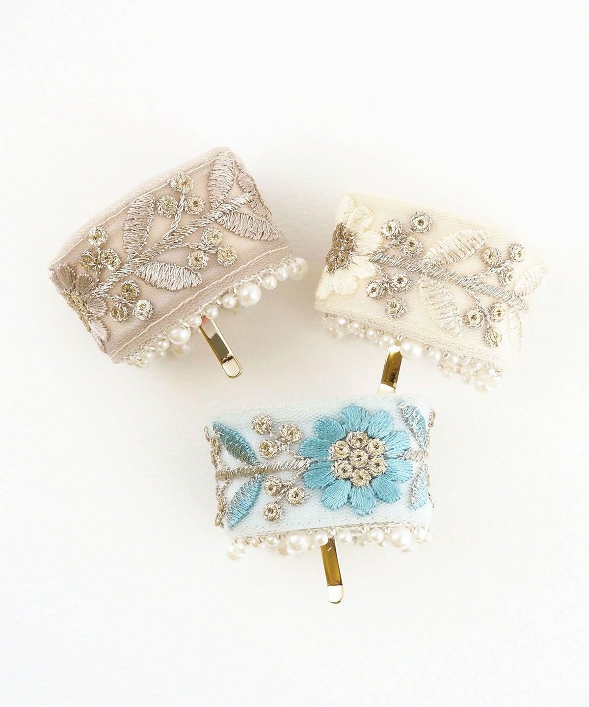 フラワー刺繍パールフック付きシュフィー