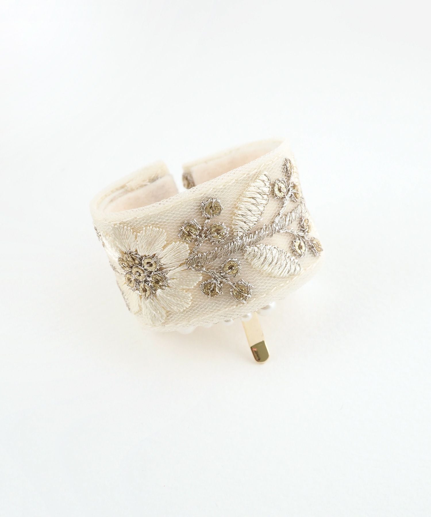 フラワー刺繍パールフック付きシュフィー