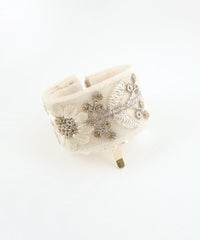 フラワー刺繍パールフック付きシュフィー