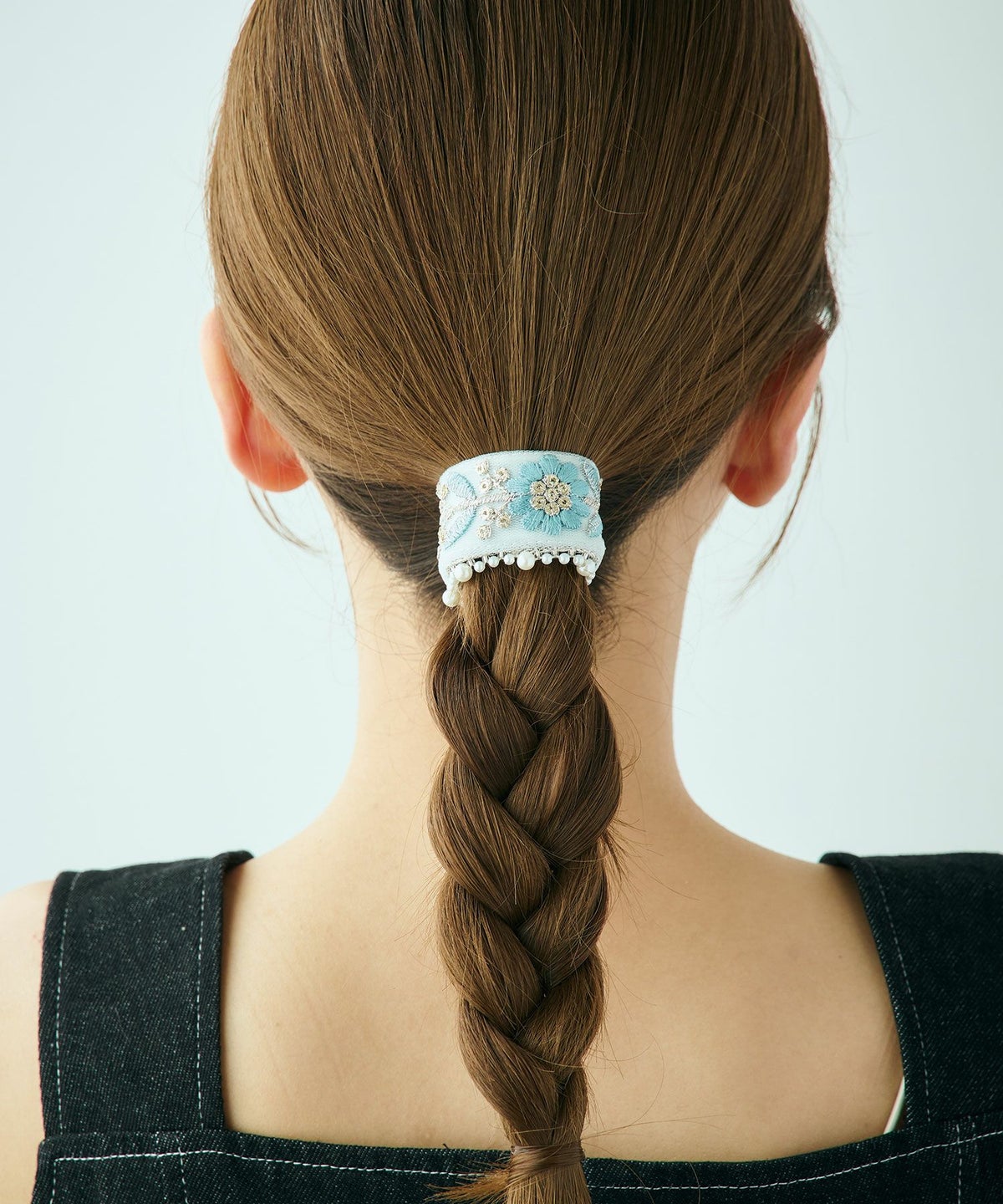 フラワー刺繍パールフック付きシュフィー