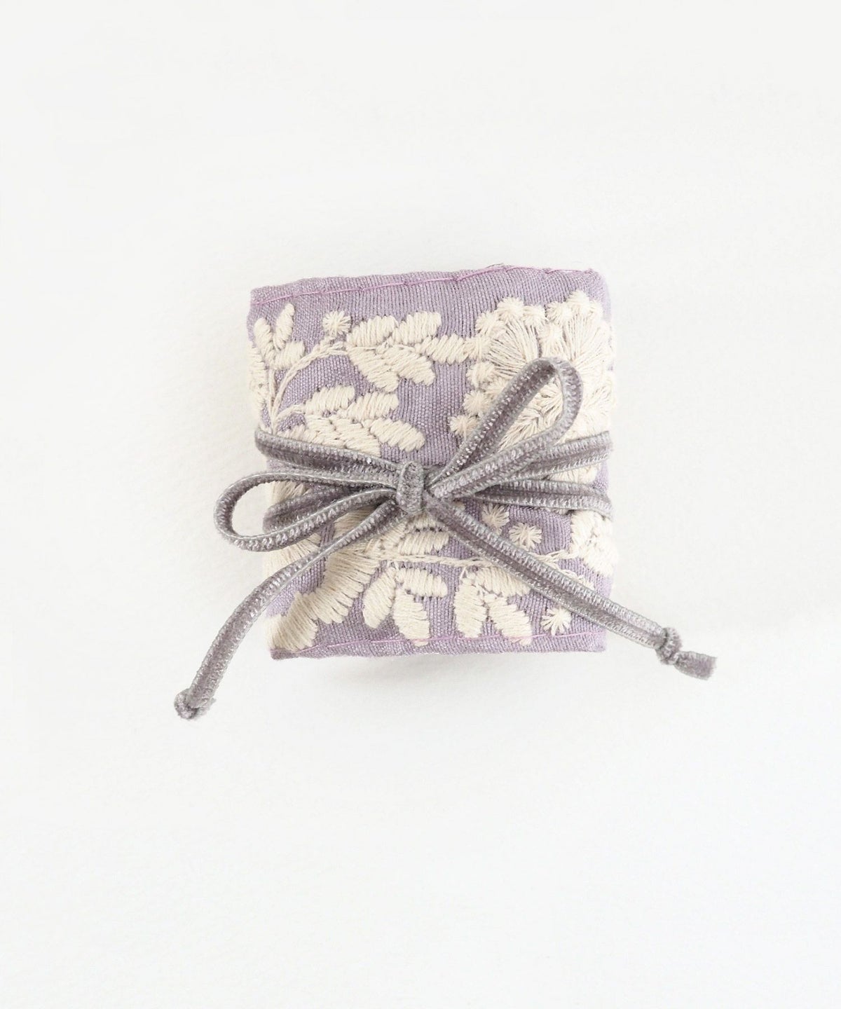 フラワー刺繍リボンフック付きシュフィー