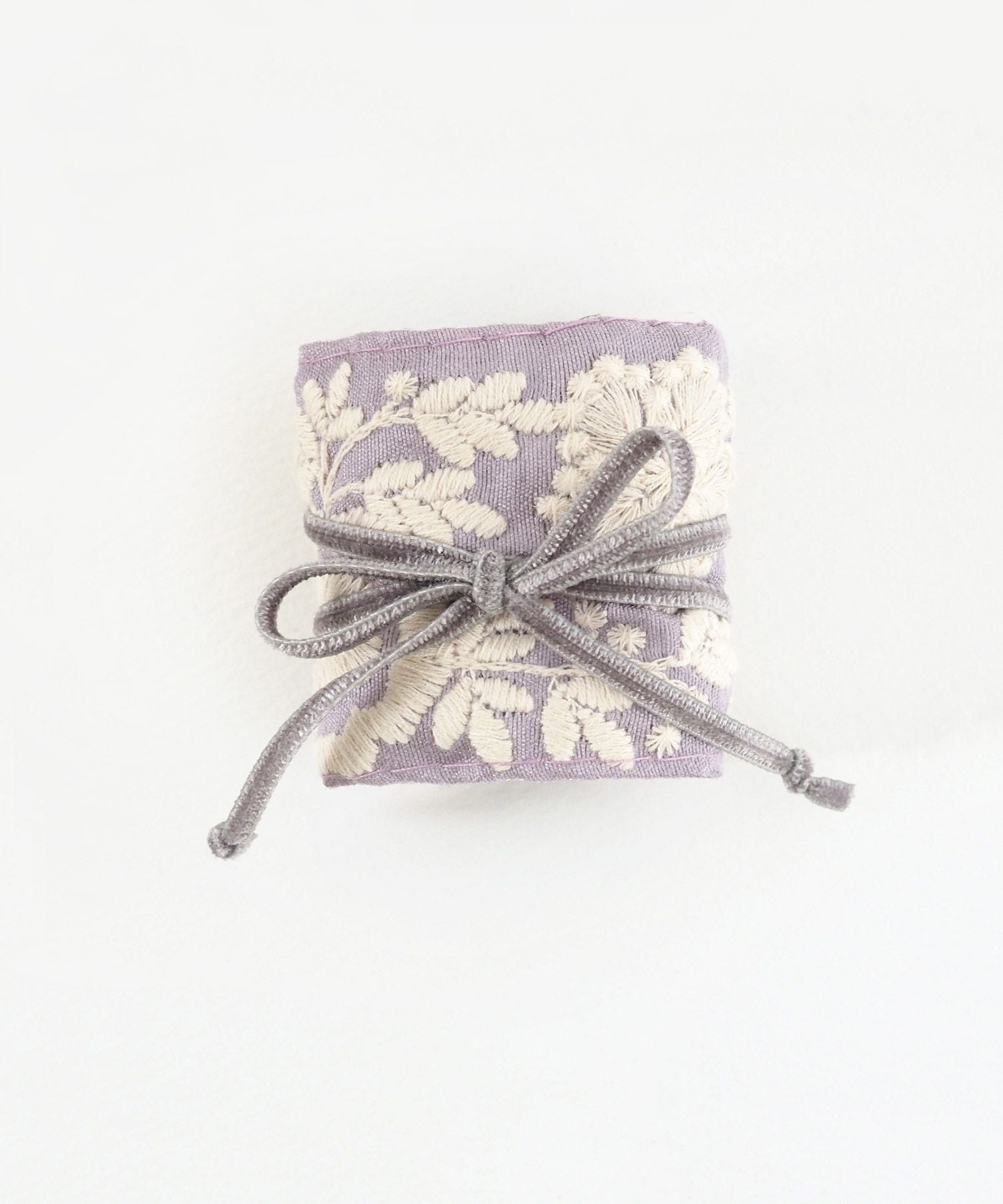 フラワー刺繍リボンフック付きシュフィー