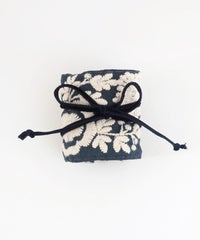 フラワー刺繍リボンフック付きシュフィー