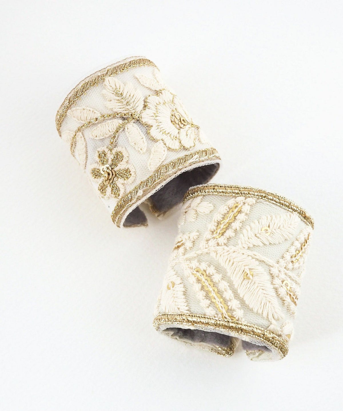 フラワーリーフ刺繍フック付きシュフィー