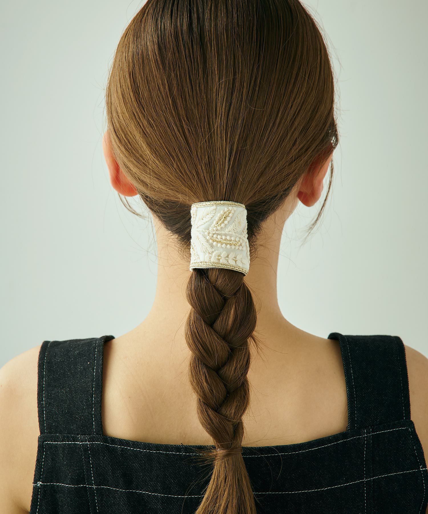 フラワーリーフ刺繍フック付きシュフィー