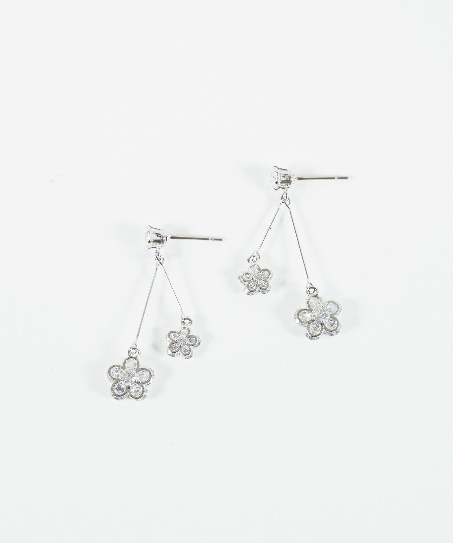 スウェイダブルフラワーチタンポストピアス